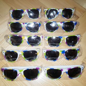 Nove, šarene, sunčane naočale, ogledalo stakla