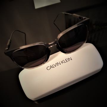 SUNČANE NAOČALE CALVIN KLEIN NOVE ORIGINAL ETUI VRLO POVOLJNO
