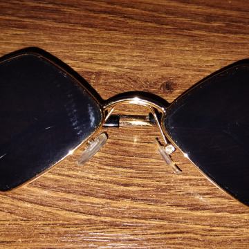 Sunčane naočale sa neobičnim četvrtastim okvirom