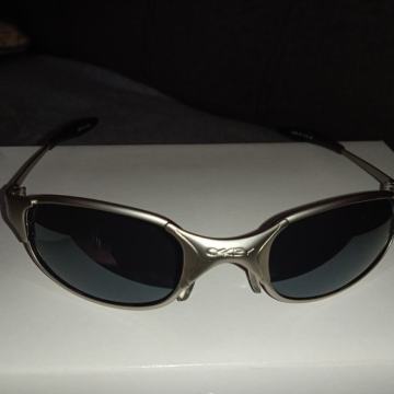 Sunčane naočale Oakley (model sa crnim staklima)