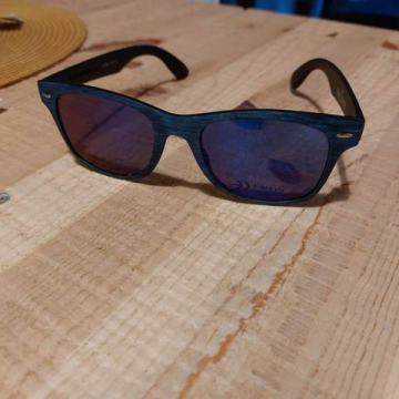 Sunčane naočale s plavim okvirom
