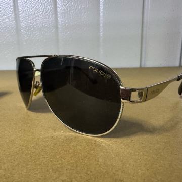 Sunčane naočale police