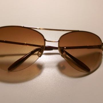 Sunčane naočale s UV zaštitom - zlatni okvir