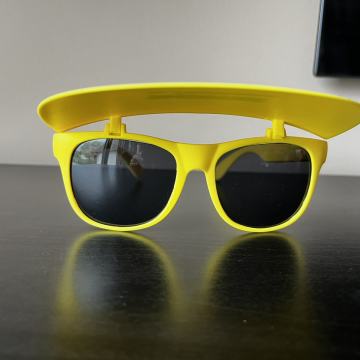 Sunčane naočale žute boje sa šiltom