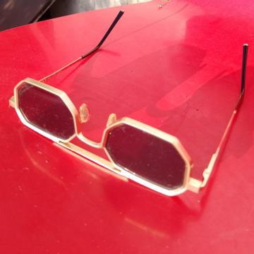 Sunčane zlatne naočare