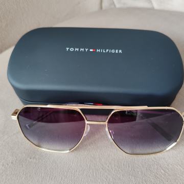 Tommy Hilfiger Aviator sunglasses