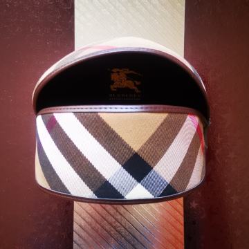 Burberry torbica za sunčane naočale