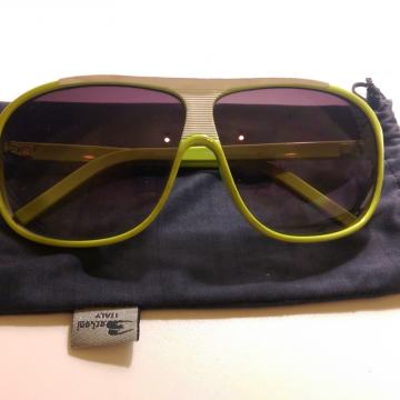 Zelene plastične sunčane naočale s UV zaštitom