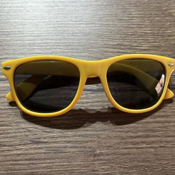 Žute sunčane naočale