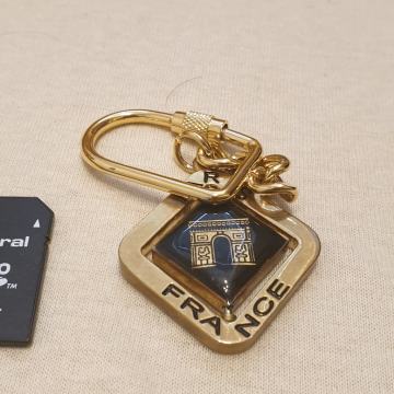 Atraktivan i kvalitetan metalni privjesak...Pariz