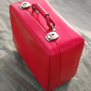 Crveni retro kofer