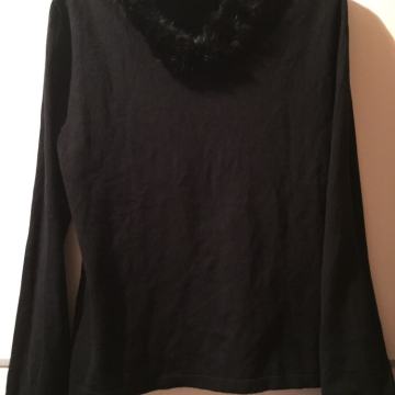 Efektna crna vesta pulover sa pravim krznom