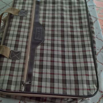 KOFER SREDNJE VELIČINE OD VODONEPROPUSNOG MATERIJALA NOVI