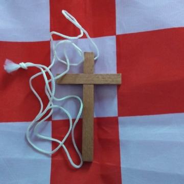 KRIŽ DRVENI 10X6 CM S KOLAJNOM DUŽINE 45 CM