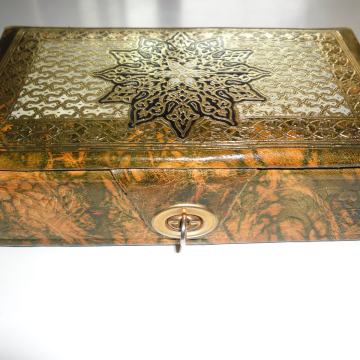 Kutija za nakit sa nakitom