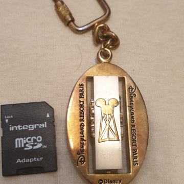 Metalni,atraktivni privjesak...Disneyland