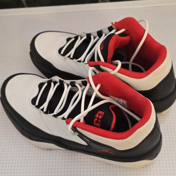 Prodaju se patike nike