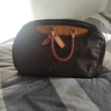 Putna torba Louis Vuitton original dužina 60cm visina 40 cm.