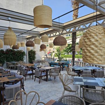 Restoran na atraktivnoj lokaciji na splitskoj rivi.