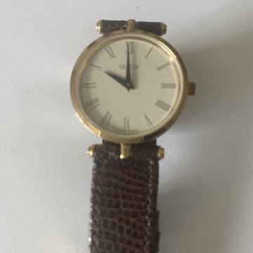 RUČNI SAT ZENSKI " GUCCI" NOVI