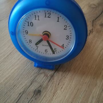 Sat budilica veličine 6x2. 5 cm, putni, sklopivi,3 eura , Zg