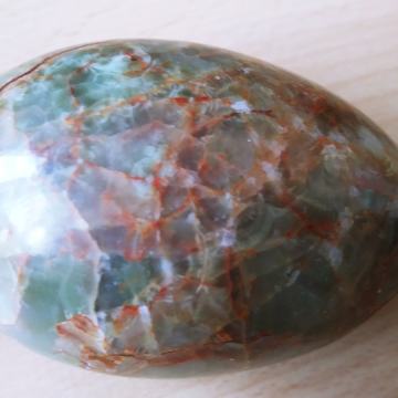 Veliki prekrasni ispolirani kristal/dragi kamen, egg oblik, 250 grama