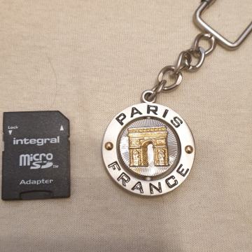 Vrlo kvalitetan metalni privjesak Pariza