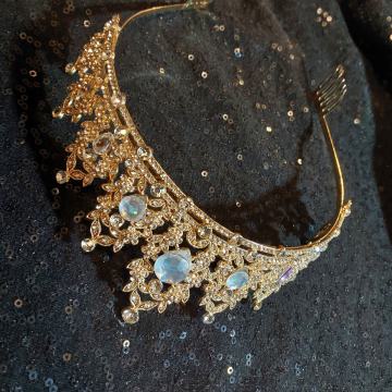 Kruna (tijara, dijadema) sa zlatnim metalom i cirkonima