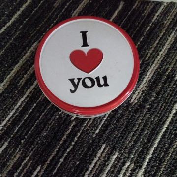 bijelo-crvena mala limena kutija I love you