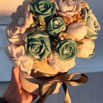 Buket od mirisnih svijeća u raznim oblicima cvijeća i ruža u boji