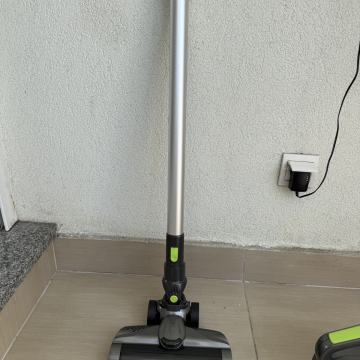Prodajem bežični štapni usisivač