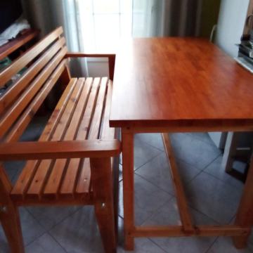 Drveni stol i dvije klupe