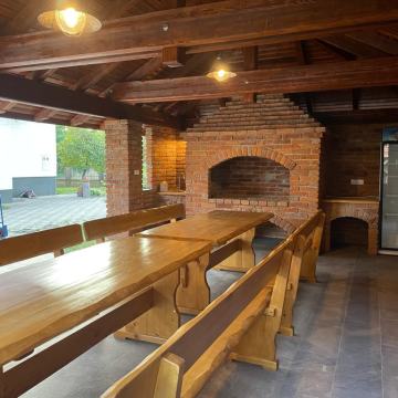 Masivni rustikalni stolovi sa klupama. Garniture