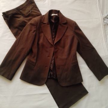 2+1 gratis! Žensko smeđe talijansko "Inverso" odijelo, vel. 38