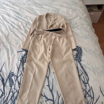 Bez odijelo (sako postavljenih ramena i hlače) te remen