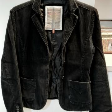 Crna ženska jakna blazer vel. L= 40, mekani rebrasti samt