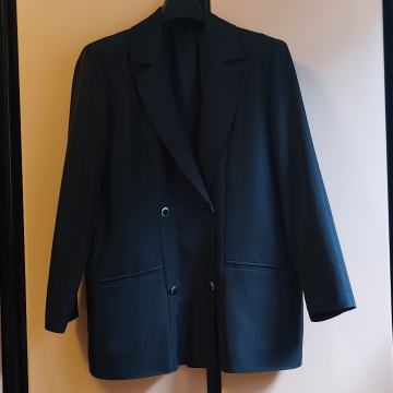 Crni žensku statement sako, šira ramena