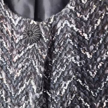 Elegantan kratki melirani sako interesantnog kroja