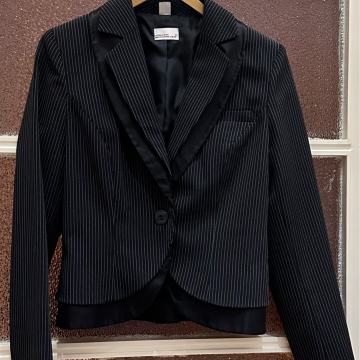 Kratki crni sako s prugicama