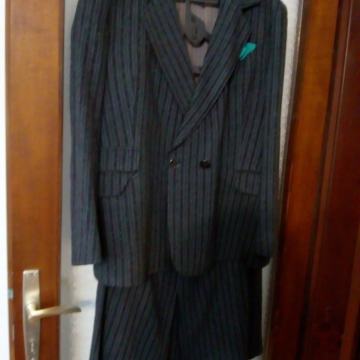 Kvalitetan štofani kostim na prugice