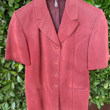 Odijelo crveno s kratkim rukavima i hlacama