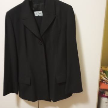 Prodajem žensko crno odijelo