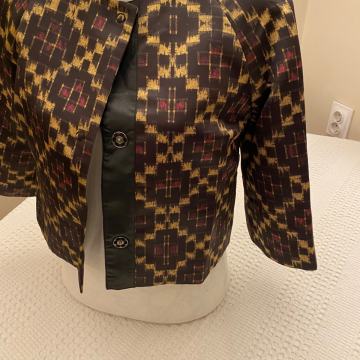 Sako kratki vel 40/42 smeđi saten i kožni detalji NOVO Italy retrolook