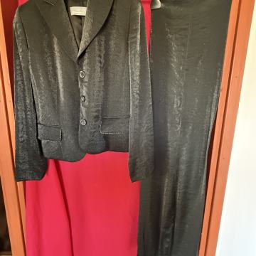 Svečano sjajno odijelo. Crno. Prelijeva se tamno zeleno. Dizajn Lady M