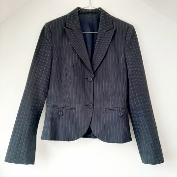 Tamno plavo odijelo na bijele crte S.Oliver 38