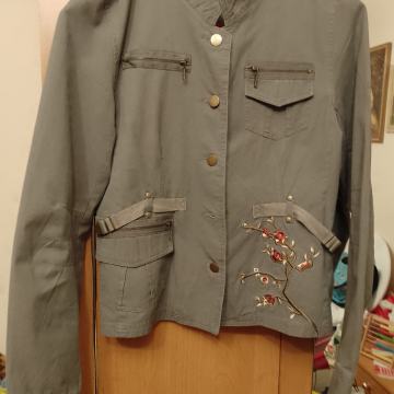 Zenski komplet jakna i suknja. Broj 38.