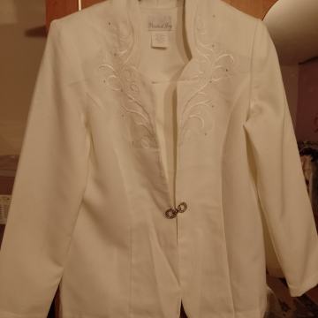 Zenski komplet sako i suknja. Broj 42. Maden in Canada.