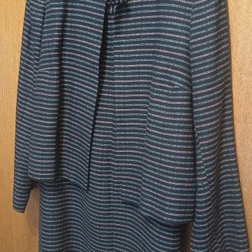 ženski kostim vel. 40  sniženo samo