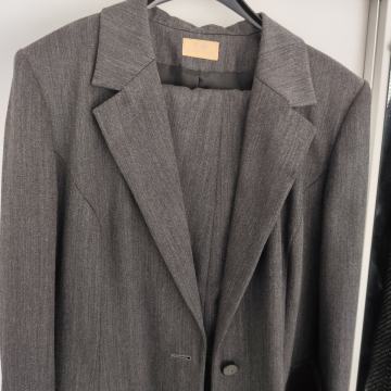 Žensko odijelo sivo