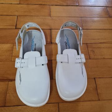 Abeba klompe-sandale sa metalnom kapom